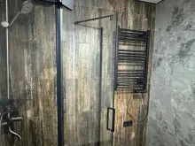 łazienka wc razem z przeszkloną kabiną natryskową