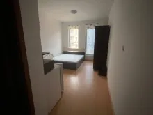 widok z korytarza na pokój