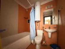 łazienka wc razem z wanną