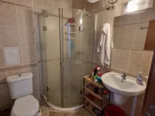 łazienka wc razem z prysznicem