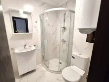 łazienka wc razem z kabiną natryskową