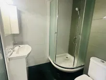 łazienka wc razem z kabiną natryskową