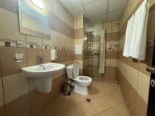 łazienka wc razem z prysznicem