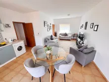 widok na salon i kuchnie