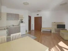widok na salon i kuchnię