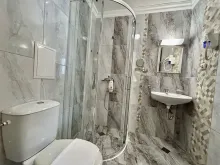 łazienka wc razem z kabiną natryskową