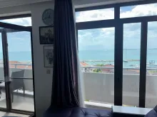 studio z panoramicznym widokiem na morze