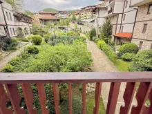 widok z tarasu na kompleks i pas zieleni