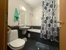 łazienka wc razem z wanną