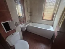 łazienka wc razem z oknem