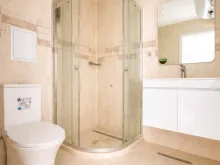 łazienka wc razem wykończona z kabina natryskową