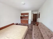 widok na salon i aneks kuchenny