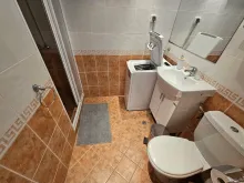 łazienka wc razem z prysznicem