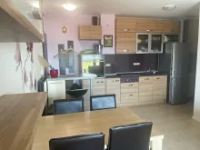 widok na kuchnie i część jadalnianą