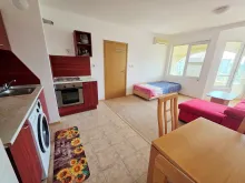 widok na kuchnie i pokój
