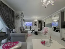 Salon z wyposażeniem