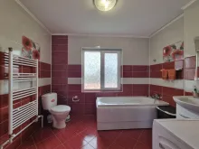 łazienka wc razem z oknem wanna