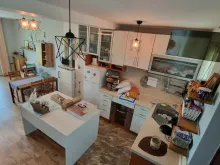 widok na salon i kompleks