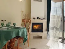 salon widok na część jadalnianą i kominek
