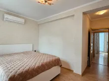 łóżko w sypialni