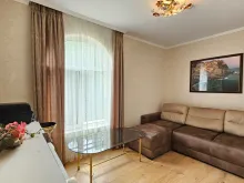 sofa w pokoju