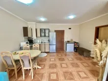 widok na salon i aneks kuchenny