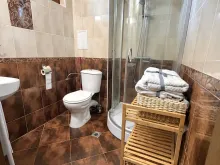 łazienka wc razem z kabiną natryskową