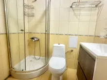 łazienka wc razem z kabiną natryskową