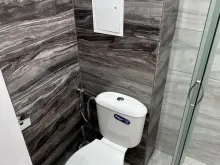 łazienka wc razem z prysznicem