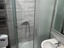 łazienka wc razem z prysznicem