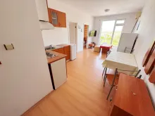 widok na salon i aneks kuchenny