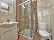 łazienka wc razem z kabiną natryskową
