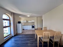 widok na salon i aneks kuchenny