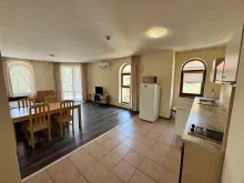 widok na salon i kuchnie