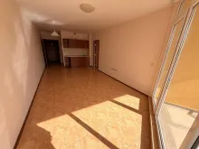 widok na salon i kuchnie w zabudowie