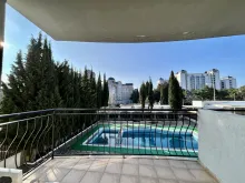 taras z widokiem na basen