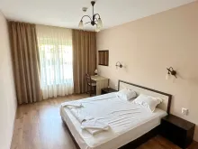 sypialnia z meblami