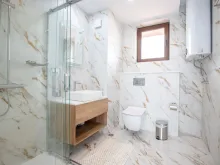 łazienka wc razem z prysznicem