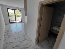 widok z korytarza na pokój