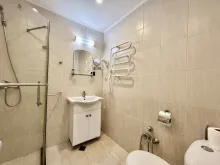 łazienka wc razem z prysznicem
