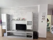 telewizor i meble w pokoju