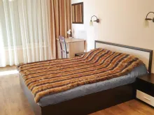 Łóżko dwuosobowe w sypialni