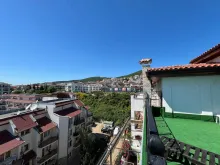 basen na dachu budynku z panoramicznym widokiem na morze