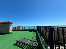 basen na dachu budynku z panoramicznym widokiem na morze