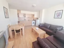 widok na salon i aneks kuchenny