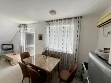 widok na salon i aneks kuchenny