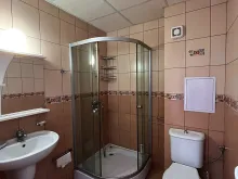 łazienka wc razem z prysznicem