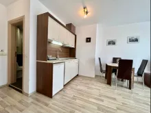 widok na kuchnię z częścią jadalnianą