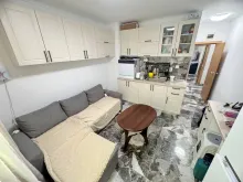 widok na kuchnie i pokoj