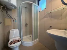 łazienka wc razem z kabiną natryskową